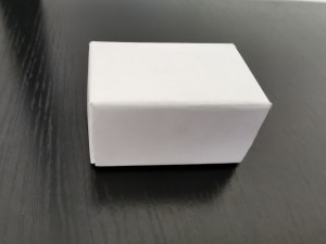 Main décorative rouge avec boîte – objet d'inspiration bouddhiste