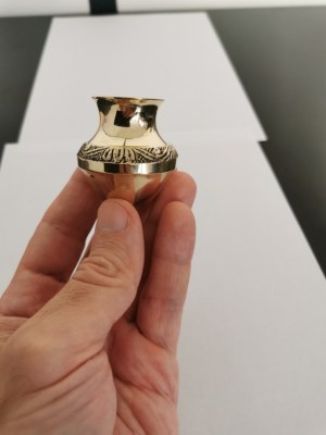 Mini vase décoratif doré avec frise gravée