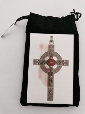 Coffret ésotérique avec bougies, pendentif en croix, cônes d'encens