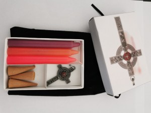 Coffret ésotérique avec bougies, pendentif en croix, cônes d'encens