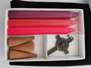 Coffret ésotérique avec bougies, pendentif en croix, cônes d'encens