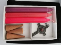 Coffret ésotérique avec bougies, pendentif en croix, cônes d'encens