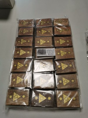 Coffret décoratif en bois avec motif géométrique et 3 jetons métalliques
