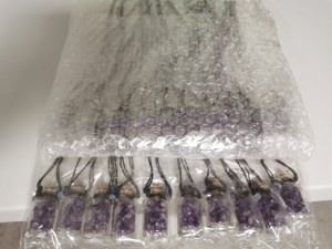 Pendentif fiole décorative avec éclats de pierre violette – sous sachet individuel