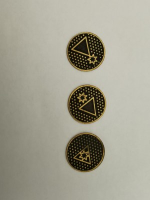 Coffret décoratif en bois avec motif géométrique et 3 jetons métalliques