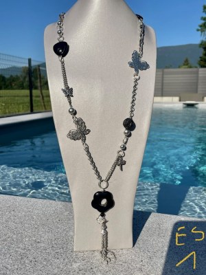 Lot 2000 bijoux fantaisie neufs manufacturés et artisanaux Collier, bracelets ...