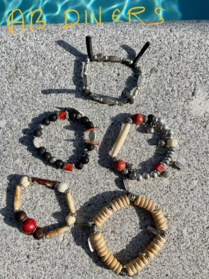 Lot 2000 bijoux fantaisie neufs manufacturés et artisanaux Collier, bracelets ...