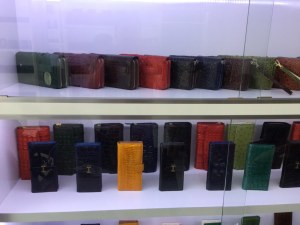 Ceintures, portefeuilles, collier animaux, chaussures en cuir