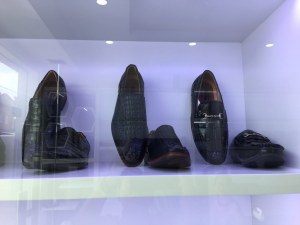 Ceintures, portefeuilles, collier animaux, chaussures en cuir