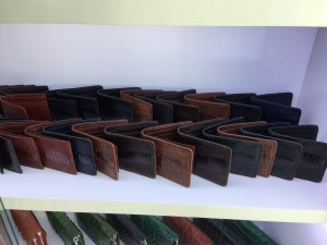 Ceintures, portefeuilles, collier animaux, chaussures en cuir