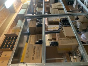 Lots de cosmétiques capillaires: soins pour cheveux, laques, gels, poudres , etc...