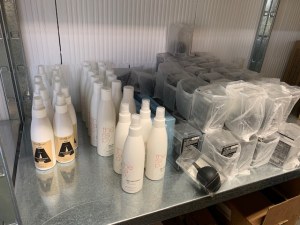 Lots de cosmétiques capillaires: soins pour cheveux, laques, gels, poudres , etc...