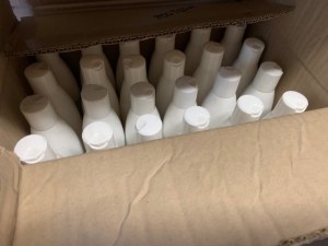 Lots de cosmétiques capillaires: soins pour cheveux, laques, gels, poudres , etc...