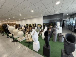 Liquidation de stock – Objets de décoration neufs (fontaines, statues, vases, tableaux)