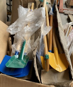 LOT N°4 : DE PELLES, RATEAUX,BEACH BALL LUXE, JEUX D'EAU, NATATION, BROUETTES..