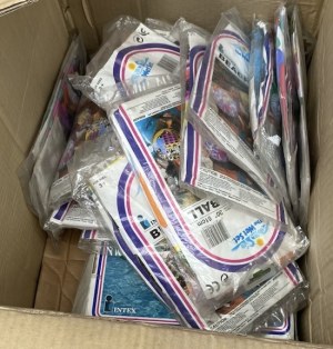 LOT N°4 : DE PELLES, RATEAUX,BEACH BALL LUXE, JEUX D'EAU, NATATION, BROUETTES..