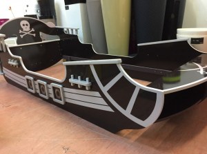 Lot de lits enfant bateau pirate et Bulldozer