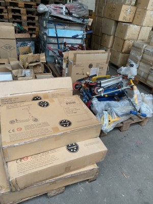 LOT N°6 : DE TROTINETTES 12' CLASSIQUE,XXL,POGO STIC, ECHASSES, SKATES