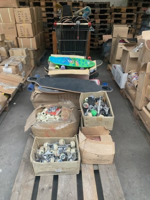 LOT N°6 : DE TROTINETTES 12' CLASSIQUE,XXL,POGO STIC, ECHASSES, SKATES