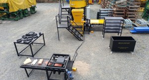 MACHINE À PAVÉS DÉCORATIFS UTILISANT LES MOULES EN PLASTIQUE