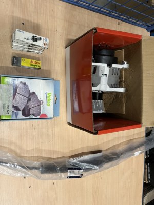 LOT DE PIECES AUTOMOBILES NEUVES – DÉSTOCKAGE