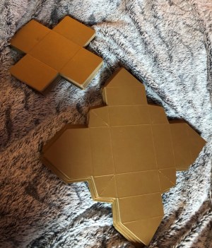 Lot boîtes en carton dorées carrées bijoux