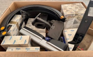 LOT DE PIECES AUTO ET POIDS LOURDS