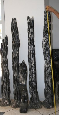 Tour décorative en marbre fossile avec des Orthocères