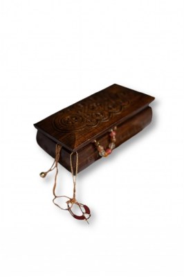 Boîte à bijoux en bois sculpté
