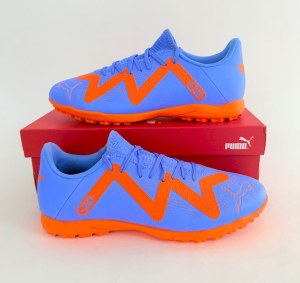 060122 Mix de chaussures de football Puma