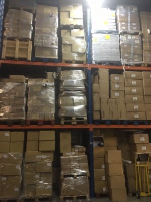 Lot en outillage, robinetterie, serrurerie, quincaillerie, vêtement de travail, ampoule et bricolage