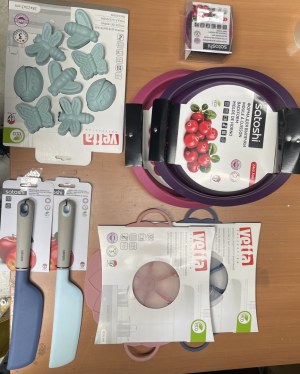 SATOSHI MOULE A CUSSON, COUVERCLE ANTI-DEBORDEMENT, SPATULE-TRANCHEUR DE CUISINE