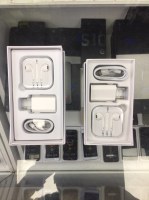 Boite pour iPhone avec accessoires 