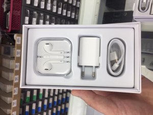 Boite pour iPhone avec accessoires 