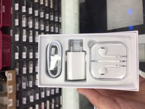 Boite pour iPhone avec accessoires 