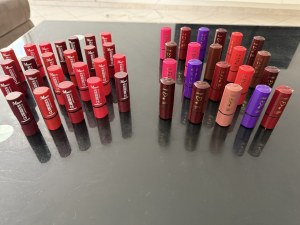 Lot de maquillage neuf – palettes, rouges à lèvres, highlighters – idéal revendeur