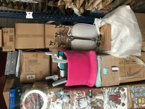 Lot de palettes de marchandises BAZAR