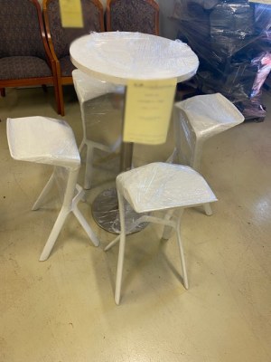 Lot de Tables Rondes et Petit Salon