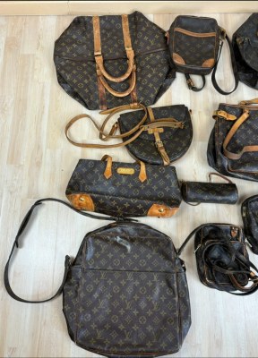 Un lot de 10 sacs et accessoires louis Vuitton vintage