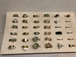 Lot de 200 bagues 1000 boucles oreilles et bijoux fantaisie