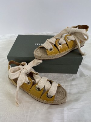 060098 Mix de chaussures femme Minelli