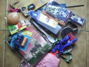 Lot revendeur chat chien,manteau,gourde,jouet,laisse,collier,cliquet,cuillère ..