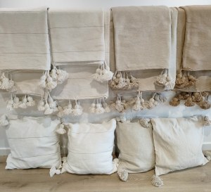 Lot de plaids et housses de coussin à pompons