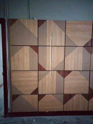 Panneau de parement en bois avec dalles stratifiées DNA