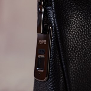 Pochette en Cuir avec verrouillage par empreinte digitale