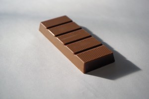 Kinder - bueno barres de chocolat noir fourrées au lait et aux noisettes