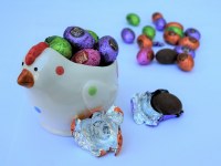 Kinder - confiserie oeuf recouverte de chocolat supérieur au lait avec surprise dans une capsule...