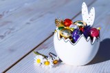 Kinder - surprise maxi œuf de pâques au chocolat au lait avec cadeau mouton de pâques au camping