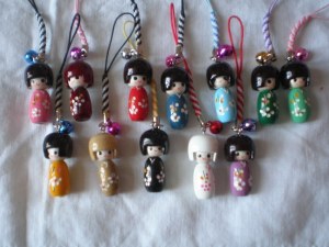 Lot de 10 Mini Kokeshi en bois porte clé et porte bonheu
