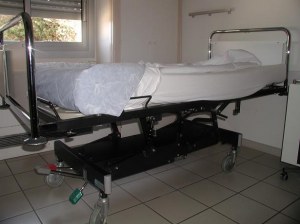 Lot de 23 Lit d'hospitalisation avec mobilier